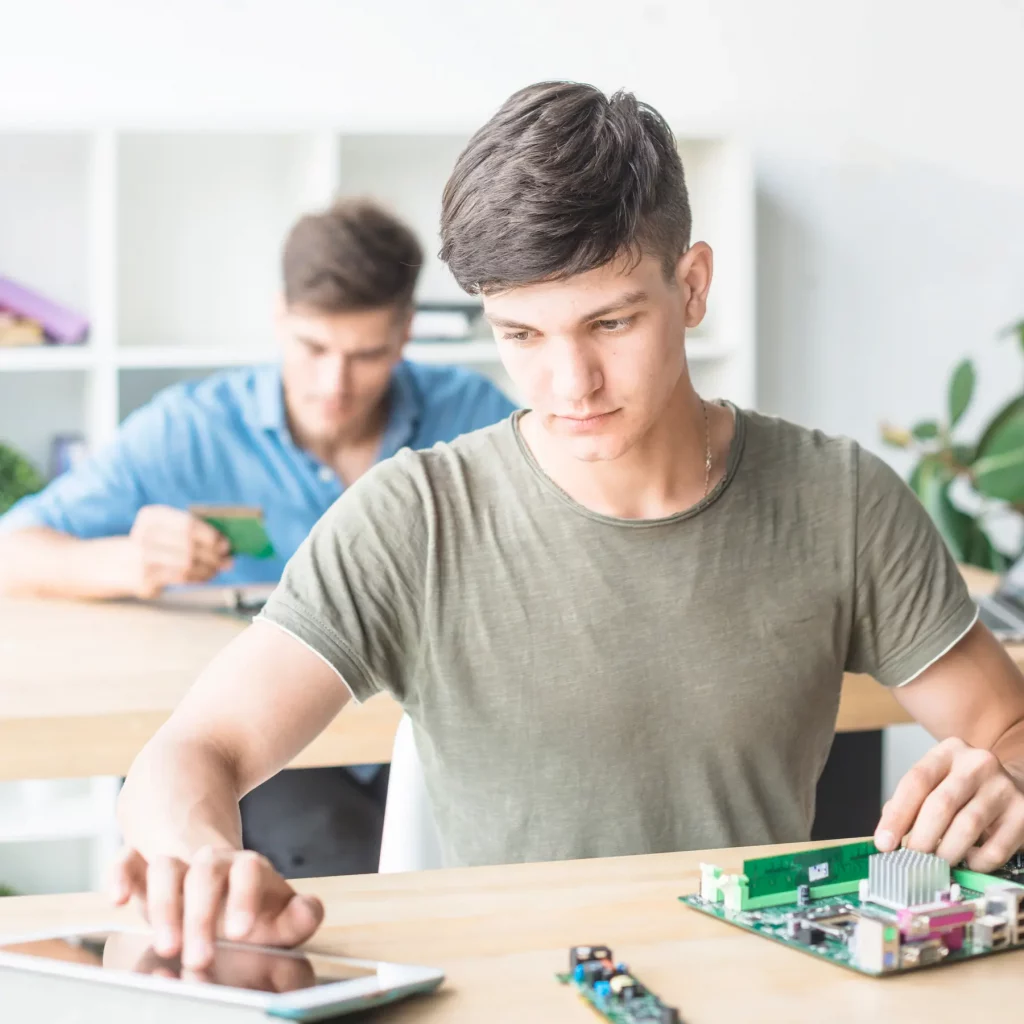 21st Century Skills praktisch umsetzen. Bild: Schüler arbeitet praktisch und digital mit dem Tablet parallel.