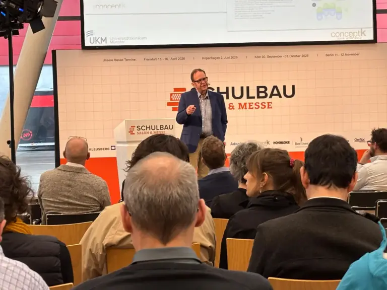 SCHULBAU Messe Frankfurt 2026; Beitragsbild: Christian Auerbach von conceptk hält einen Vortrag auf der Schulbau Messe