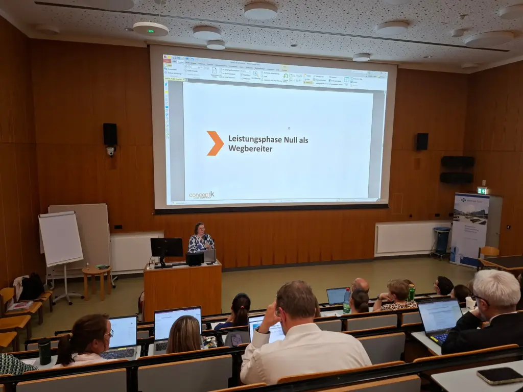 Lernwelten-Kongress in Dresden – Foto eines Vortrages mit Speaker und Zuschauern