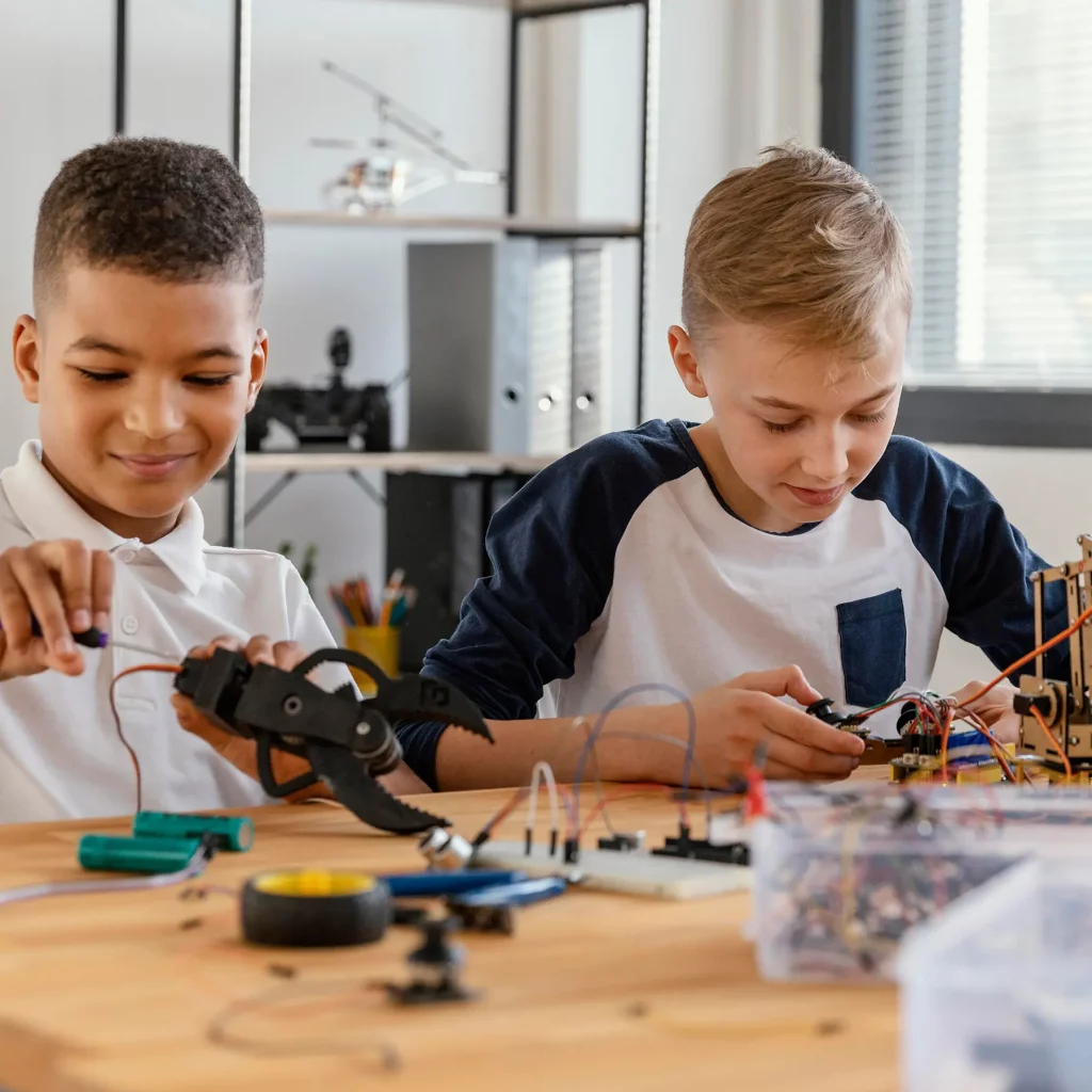 STEAM Education – Orientierung für Schulen. Bild: zwei Schüler im Technik-Unterricht
