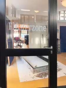 Foto: Tür mit der Aufschrift "Flüsterzone" – Vorentwurfsplanung Schulbau