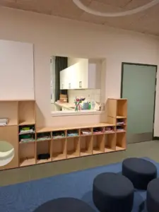 Foto: Ablagefächer vor Schulmensa – Vorentwurfsplanung Schulbau