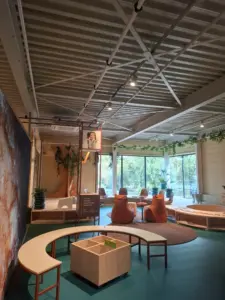 Workshop bei Eromesmarko in Wijchen; Ausstellung Einrichtung (runde Sitzbank)